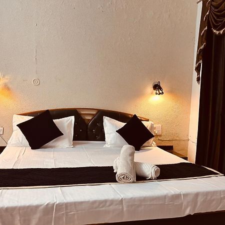 The For You Hotel & Restaurant Rishikesh Bagian luar foto