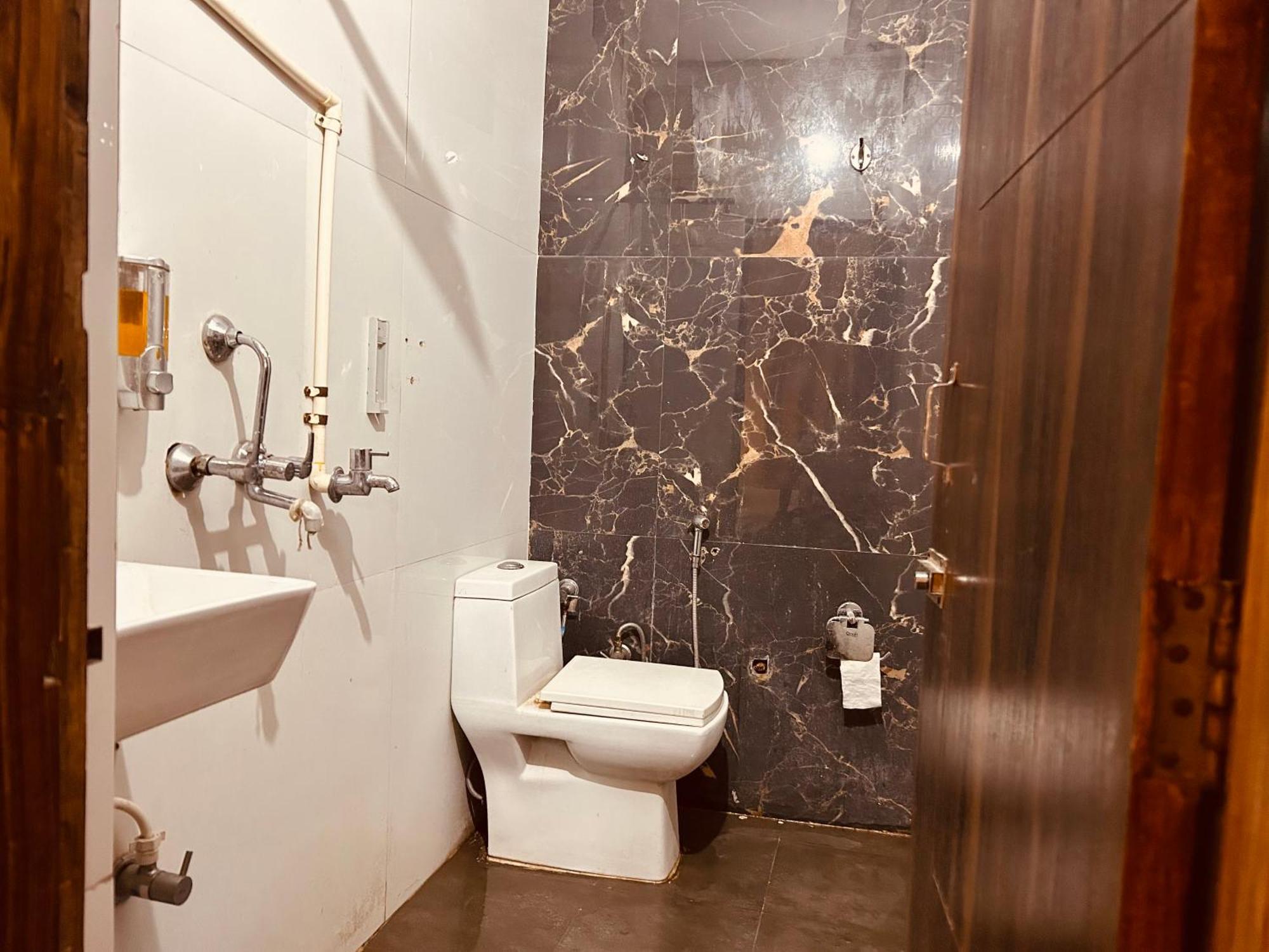 The For You Hotel & Restaurant Rishikesh Bagian luar foto