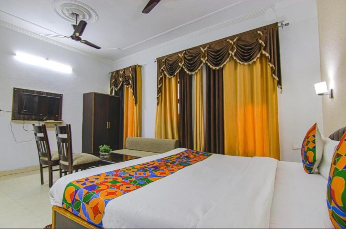 The For You Hotel & Restaurant Rishikesh Bagian luar foto