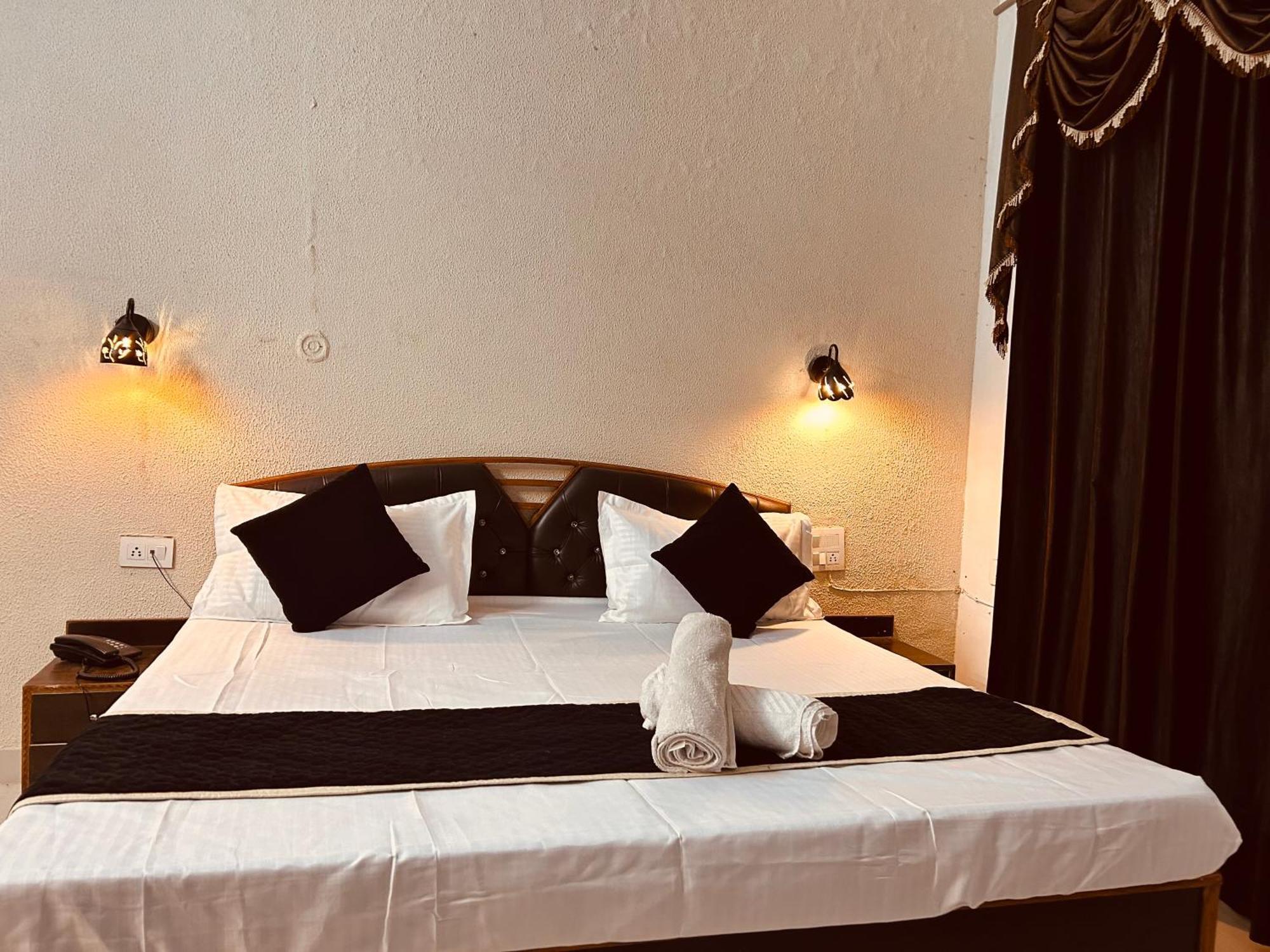 The For You Hotel & Restaurant Rishikesh Bagian luar foto