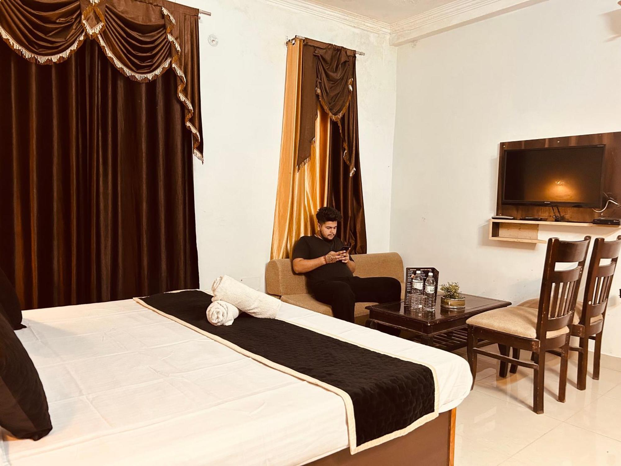 The For You Hotel & Restaurant Rishikesh Bagian luar foto