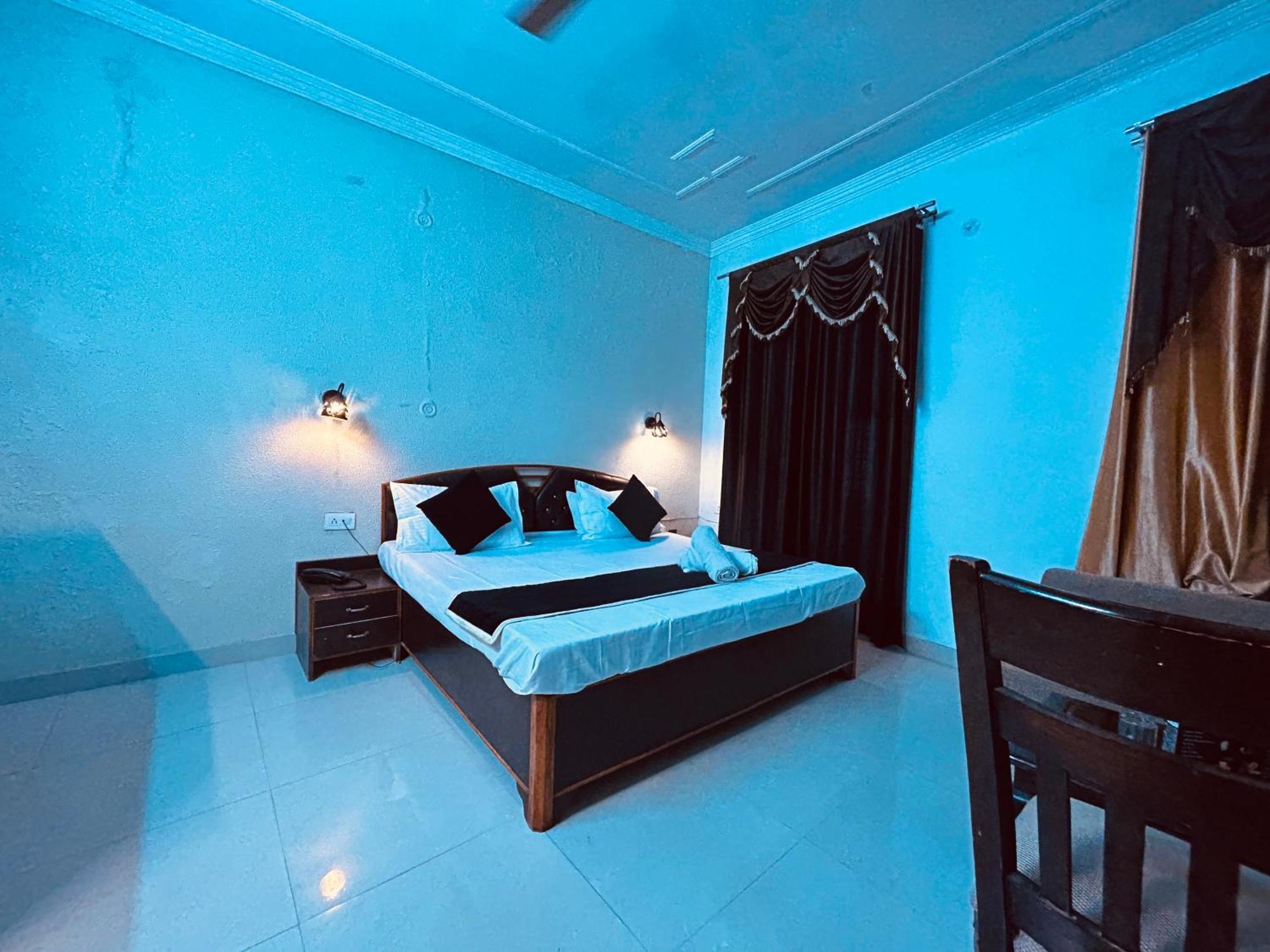 The For You Hotel & Restaurant Rishikesh Bagian luar foto