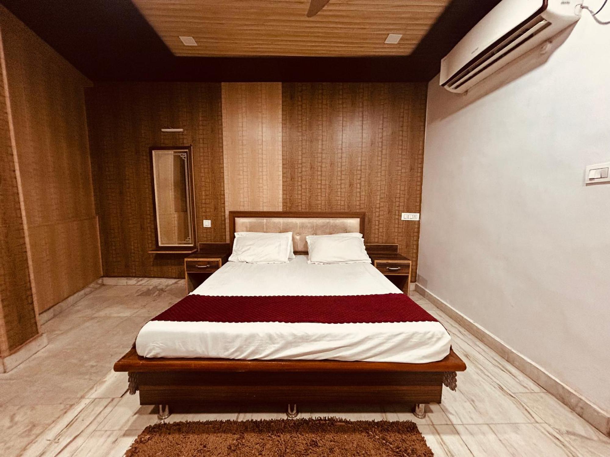 The For You Hotel & Restaurant Rishikesh Bagian luar foto
