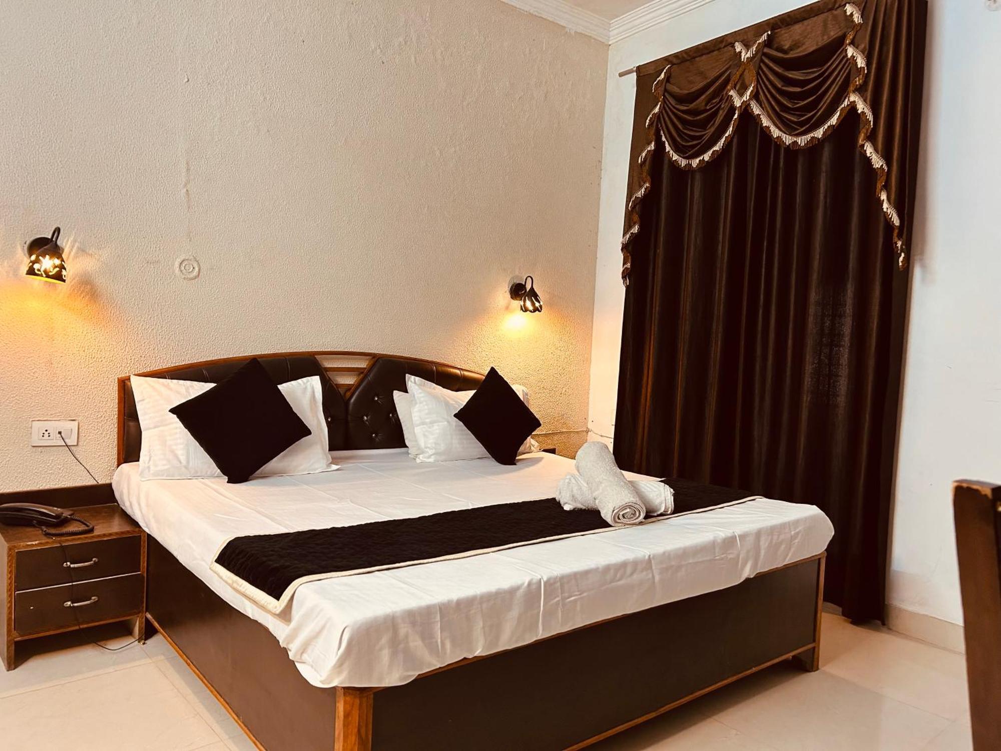 The For You Hotel & Restaurant Rishikesh Bagian luar foto