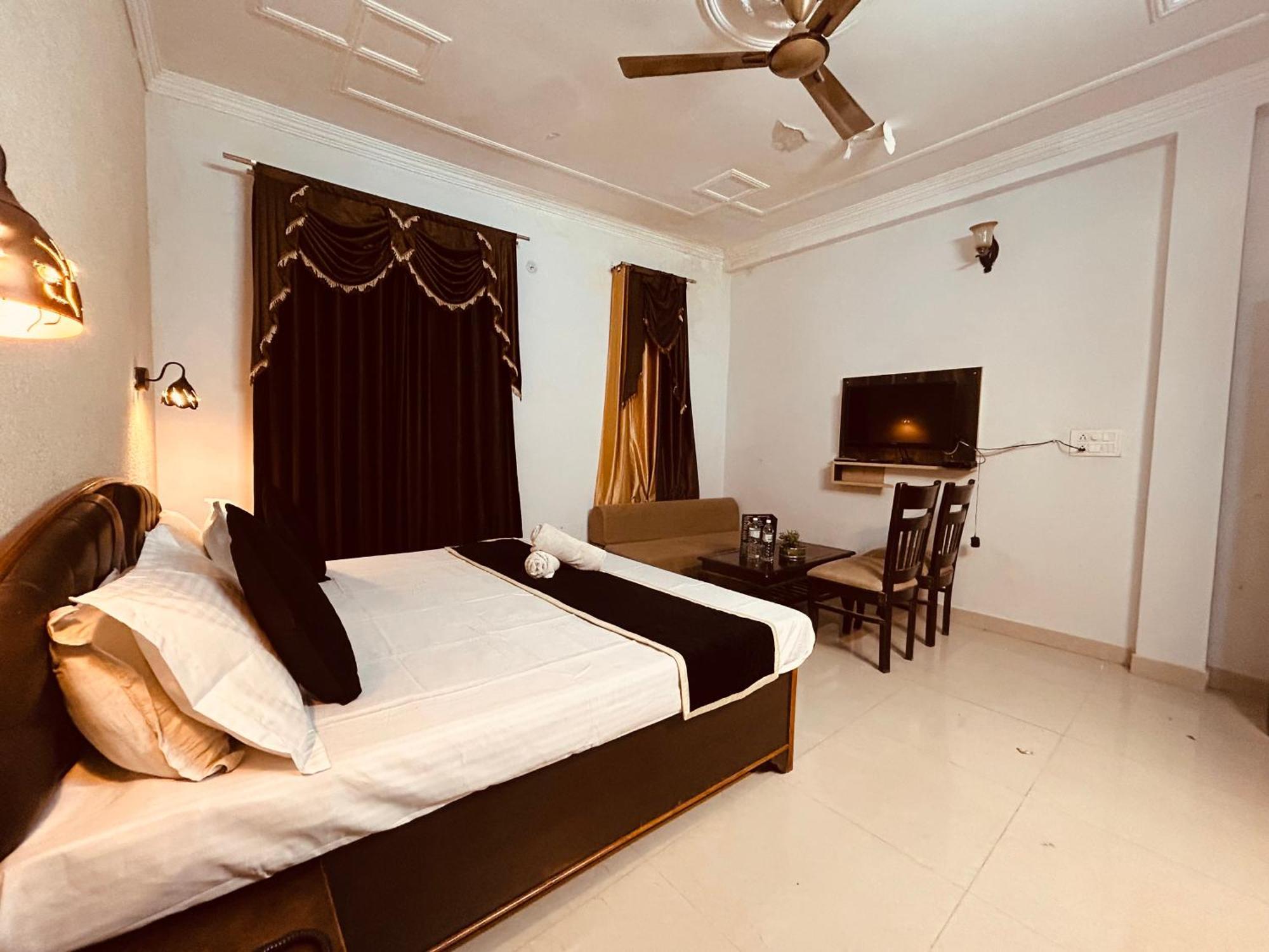 The For You Hotel & Restaurant Rishikesh Bagian luar foto