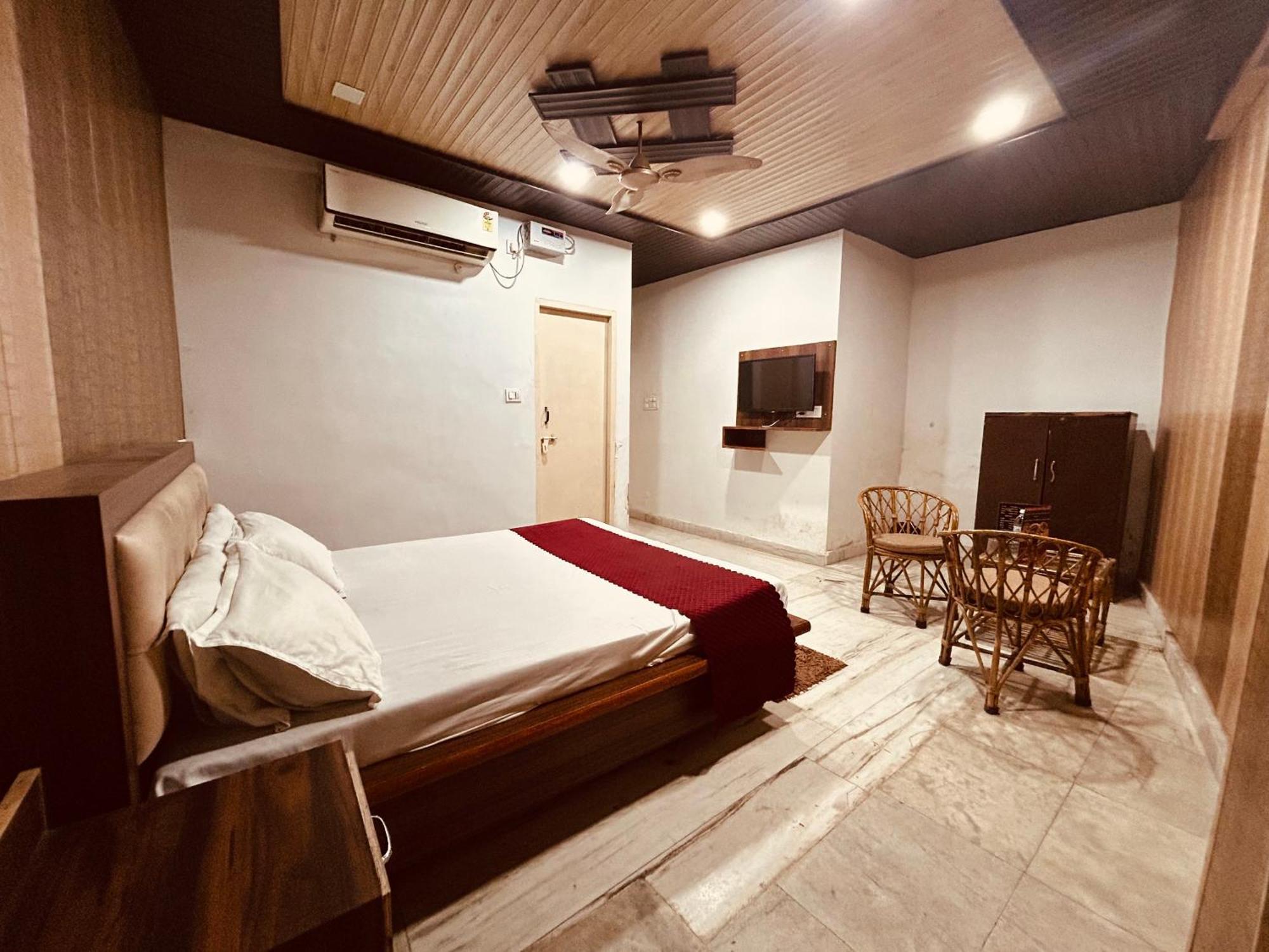 The For You Hotel & Restaurant Rishikesh Bagian luar foto