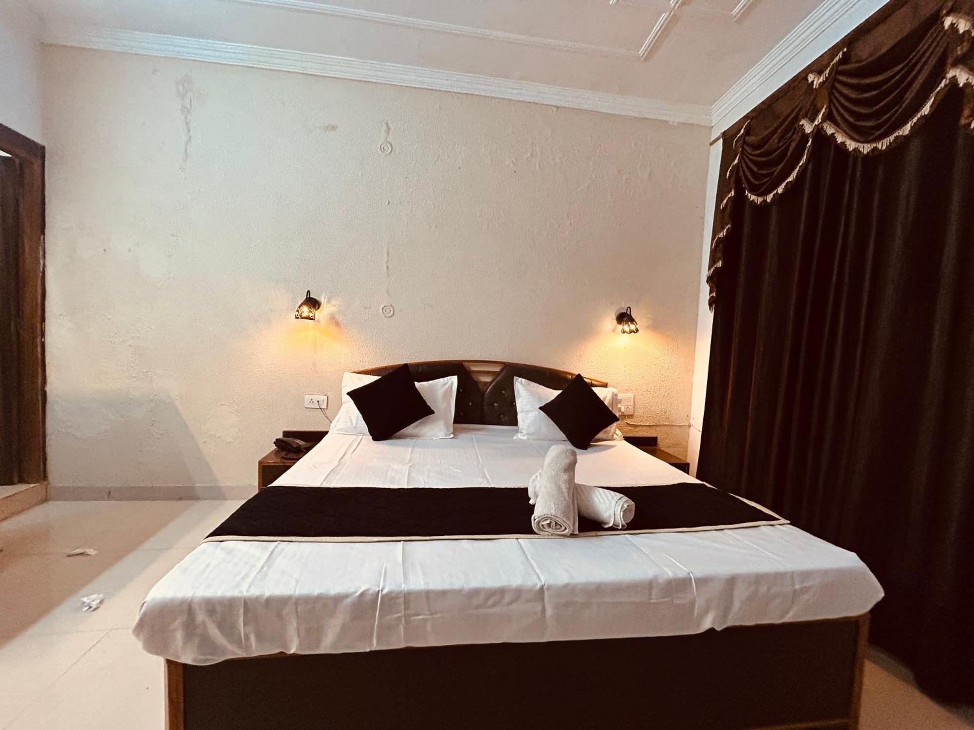 The For You Hotel & Restaurant Rishikesh Bagian luar foto